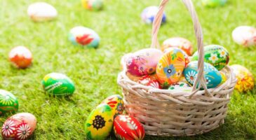 Œufs et porte-œufs faits maison pour Pâques