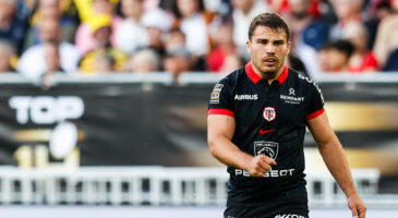 Top 14: Antoine Dupont, la douleur refait surface
