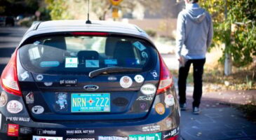 Ces autocollants sur votre voiture pourraient vous coûter une amende salée !