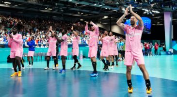 JO 2024: Pourquoi les Bleus ont joué avec un maillot rose