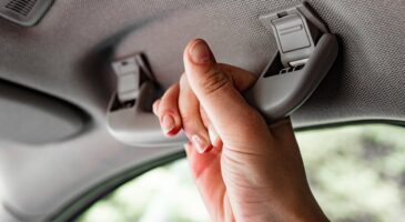 À quoi sert (aussi) la poignée de maintien de votre voiture ?