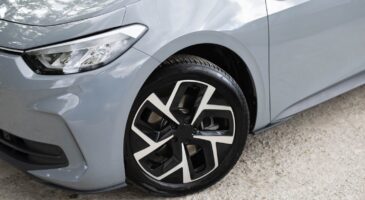 Voitures électriques : pourquoi les pneus s’usent-ils plus vite que ceux des thermiques ?