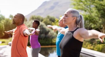 Bras relâchés après 50 ans : 3 exercices de Pilates simples à faire sans matériel