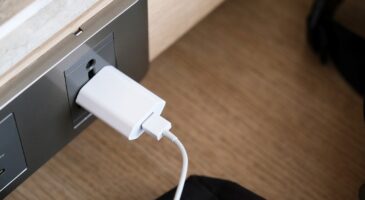 Pourquoi ne faut-il pas laisser un chargeur branché après avoir rechargé un appareil ?