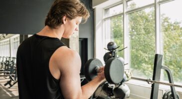 À 52 ans, une kiné révèle sa routine de 15 minutes pour muscler efficacement les bras