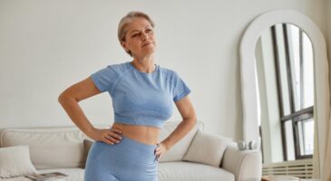 Pilates au mur : 4 exercices simples pour sculpter votre corps à la maison, après 60 ans