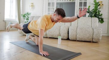 Pilates : l'exercice du "Bird Dog" vous aide à retrouver un ventre plat après 60 ans