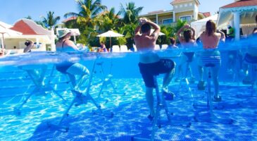 Aquagym : c'est quoi l'exercice du pédalo dynamique, qui permet de gainer la ceinture abdominale, après 60 ans ?