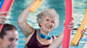 Aquagym : c'est quoi l'exercice du pendule pour une taille plus fine, après 60 ans ?