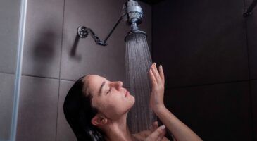 Canicule sous 40 °C : faut-il se doucher à l'eau froide, tiède ou chaude ?