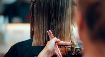 Coupe anti-âge : quelle est la coupe recommandée par les coiffeurs pour rajeunir le visage, après 50 ans ?