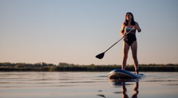 Le paddle, sport très apprécié en bord de mer, est parfait pour tonifier la ceinture abdominale après 60 ans