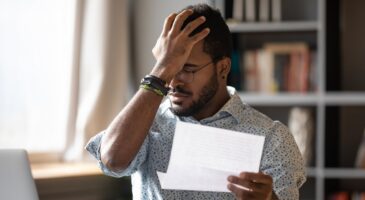 Un employé de banque perd son emploi à cause des dettes de son père : son licenciement jugé abusif