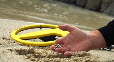 L’astuce des chasseurs de trésors amateurs pour repérer des objets précieux sur la plage