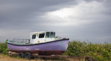 "On a appelé Julien Courbet" : un couple achète une maison et découvre un bateau de 9 mètres dans le jardin, la justice lui interdit de le déplacer