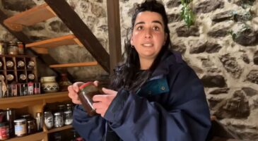 Maria vit seule dans la forêt depuis 6 ans : "La maison m'a coûté 6 000 € et elle n'avait ni électricité ni eau courante"