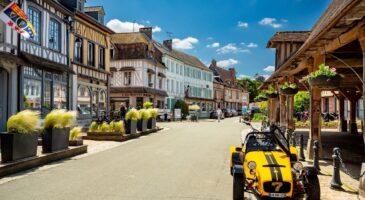 À 2 h de Paris, ce petit village normand ressemble à un décor de cinéma : il est classé parmi les Plus Beaux Villages de France