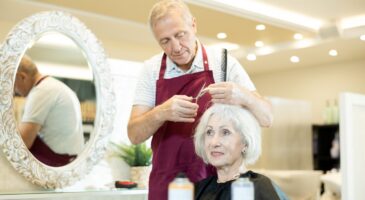 Coupes courtes après 50 ans : 5 coiffures dégradées idéales pour les cheveux fins
