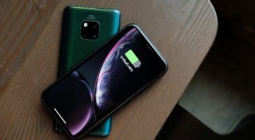 Dites adieu aux problèmes de batterie de téléphone ! Grâce au système "inversé", vous pouvez recharger votre téléphone partout, sans chargeur