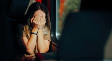 En train, elle jette accidentellement son alliance dans les toilettes : les agents de maintenance détachent le wagon et démontent le réservoir pour la récupérer