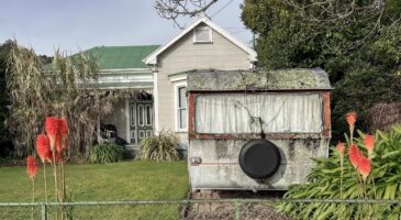 Il gare sa caravane au fond du jardin : ce que la réglementation prévoit après plusieurs mois
