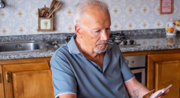 Noël, retraité de 66 ans, se considère comme “pauvre” : “Mon bois de chauffage a augmenté, je n'achète plus de viande rouge ou de poisson parce que c'est trop cher”