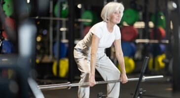 Je suis coach sportif : je recommande cet exercice avec haltères pour améliorer votre force, après 60 ans