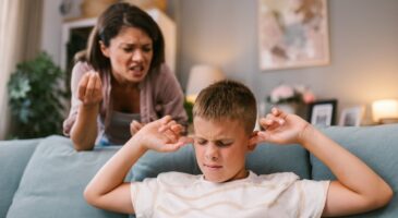 La psychologie explique que les enfants qui ont grandi dans un foyer où les cris sont quotidiens deviennent des adultes méfiants et ayant peur du rejet