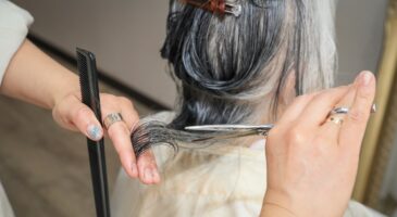Les coiffeurs sont unanimes : "Pour redonner de la douceur aux cheveux gris et éviter une texture rêche, utilisez de l’huile d’argan et des produits anti-frisottis sur cheveux humides"