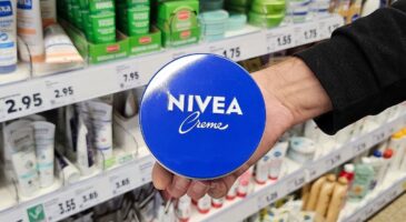 Les pharmaciens spécialisés en cosmétiques sont unanimes : "la crème bleue Nivea est encore plus efficace contre les rides avec de l’huile d’amande"