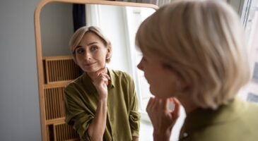 Les psychologues sont tous d'accord : après 40 ans, porter cette couleur en automne renforce l'estime de soi et améliore l'humeur