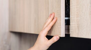 Petit espace, grande idée : ce rangement permet de gagner de la place dans la cuisine