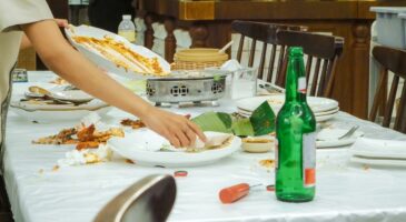 Que signifie, d'un point de vue psychologique, le fait d'aider les serveurs à débarrasser la table ?