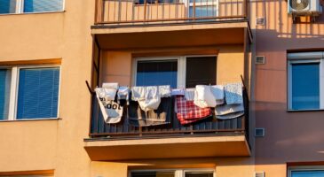 Vous étendez votre linge au balcon ? Attention, vous n’avez pas toujours le droit