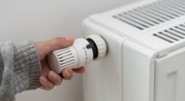 Les ingénieurs industriels sont formels : "Même si vous sortez juste pour acheter du pain, éteignez le chauffage ; c’est la meilleure chose à faire, et cela a été prouvé"