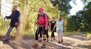 Combien de kilomètres une personne de plus de 60 ans doit-elle parcourir à pied chaque jour ?