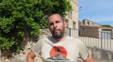 Fernand est le seul habitant de son village : "Je gagne 1 500 euros et j'économise car je ne paie pas de loyer ; je dépense environ 40 euros en électricité et 300 en essence"
