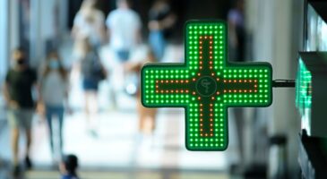"-20% de rides et -41% d’intensité des taches" : dispo en pharmacie, ce sérum Nuxe redonne 10 ans de jeunesse à la peau