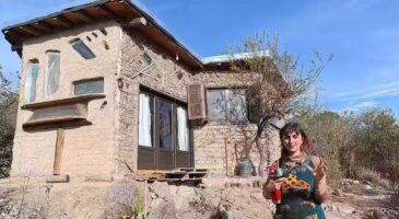 Mariana, 38 ans, a quitté la ville pour construire sa propre maison autosuffisante en terre avec 12 pare-brises recyclés