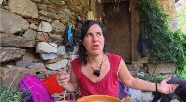 À 45 ans, elle vit recluse dans un village isolé avec ses 2 filles : "Je subviens à mes besoins en fabriquant des produits que je vends sur les marchés : avec cet argent, je fais les courses"