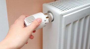 Les experts en économies d'énergie sont unanimes : "On dépense moins en éteignant le chauffage la nuit ou lorsqu'on quitte son domicile qu'en le laissant allumé"