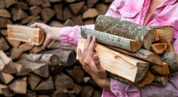 Ce couple a troqué sa pompe à chaleur contre du bois de chauffage et la conclusion est claire : “L’unité est à 88 euros avec la livraison, le calcul est vite fait”