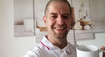 Après 20 ans dans l'armée, Steve, militaire d'Angers à la retraite, gagne sa vie en jouant aux jeux-concours pour les autres