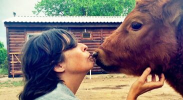 Alexandra, ex-journaliste, a tout quitté et est partie vivre à la campagne sans électricité ni eau courante pour aider les animaux
