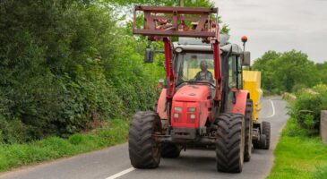 Jack, 73 ans, fait ses courses en vieux tracteur Renault de 1964 faute d'argent pour réparer sa voiture : « Les paysans, on les oublie. Ce sont eux qui nous nourrissent ! »