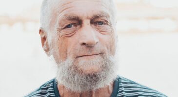Miguel, retraité de 72 ans, partage son appartement avec un jeune de 24 ans pour garder son logement : « Le loyer représente la moitié de ma pension »