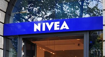 Adieu les taches pigmentaires : cet autre pot bleu Nivea à petit prix agit pendant le sommeil pour unifier le teint