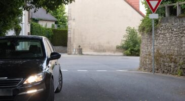 Que signifie le fait de klaxonner deux fois avant d'arriver à un carrefour et pourquoi est-il essentiel de savoir comment réagir ?