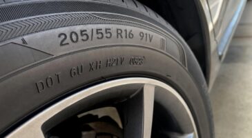 Que signifient les chiffres et les lettres inscrits sur les pneus et pourquoi sont-ils si importants ?