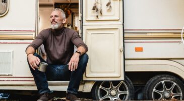 Pablo : "Je vis dans un camping-car et je travaille en Suisse comme serveur, c'est 42,5 heures par semaine mais le mieux ce sont les 2 jours de congé"